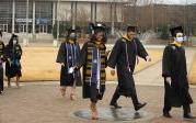 <a href='http://bagleyes.eagle1027.com'>bet8体育娱乐入口</a>'s commencement exercises are filled with inspiration and moments of joy as graduates walk across the seal on Kaufman Mall. 图Chuck Thomas/ODU