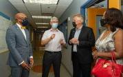 罗杰哈维, 海洋与地球科学教授(中心), talks about climate change before touring the COSMIC Lab with (l-r)Virginia House Del. Angelia Williams Graves, Gubernatorial Candidate and Former Gov. 特里·麦考利夫和布莱恩·奥巴马总统. Hemphill, Ph值.D. 图Chuck Thomas/ODU.