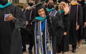 Students are excited to walk over the seal on Kaufman Mall, 这是自2019年以来从未发生过的传统. 图Chuck Thomas/ODU