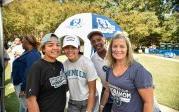 ODU alumni Shannon and Steve Johnson participate in 同学会 activities with their children, 布鲁克和赖利. 图Chuck Thomas/ODU